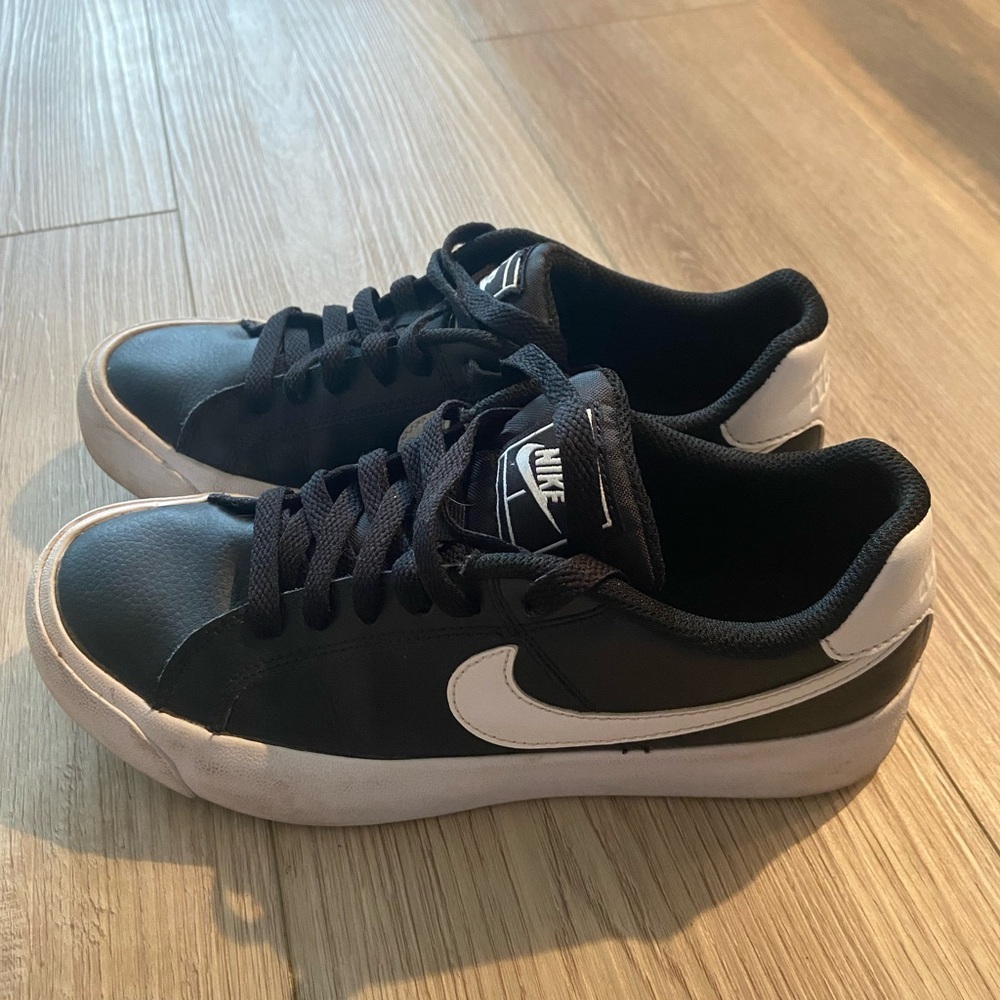Nike Black and White Women's Athletic Sneakers